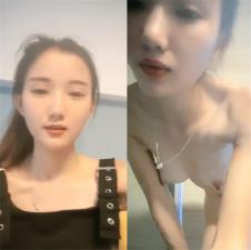 姐姐直播洗澡前自慰高潮，湿身诱惑赚外快福利！