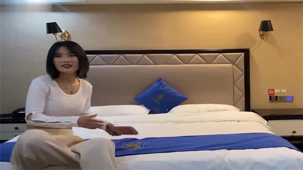 花臂哥酒店约炮缺钱兼职美女，欠债骚货为钱卖身任人狂操